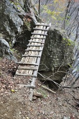 破線の山道の古い橋