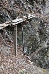 破線の山道の古い橋