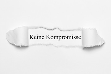 Keine Kompromisse auf weißen gerissenen Papier