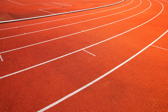 Laufbahnen bzw. Kampfbahnen auf einem Sportplatz