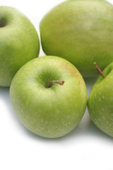 mele verdi su sfondo bianco