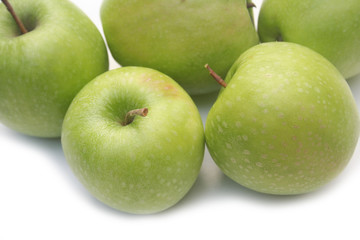 mele verdi su sfondo bianco