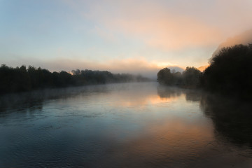 Morgennebel über dem Fluss