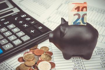 Finanzen mit Sparschwein Taschenrechner und Geld