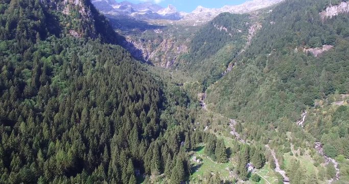 Valle dell'Oro e Rifugio Omio - Val Masino - Aerial view 4k