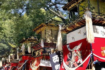 神社境内に並べられた山車　/　愛知県豊田市の挙母祭りにて。豪華な山車幕や彫刻で飾られた山車は県・市の有形民俗文化財に指定されている。
