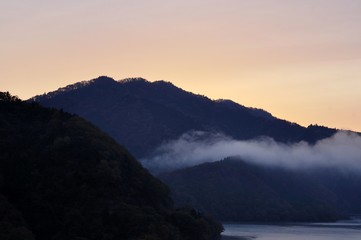 朝焼けの宮ヶ瀬湖
