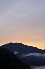 朝焼けの宮ヶ瀬湖