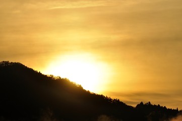 朝陽昇る