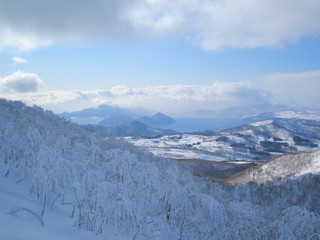 Fototapeta na wymiar 山頂から見下ろす洞爺湖の雪景色