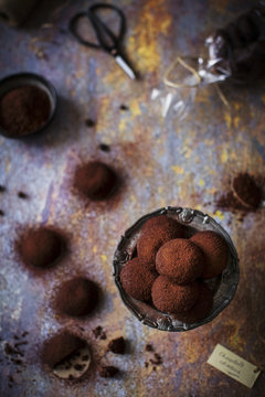 Little buttery, crumbly, eggless cookies, dusted with cocoa powd