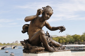 Fillette à la coquille, statue du Pont Alexandre III à Paris
