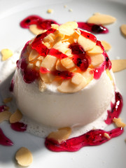 Bavarian jelly cream, topped with almonds and raspberry jam. Ver