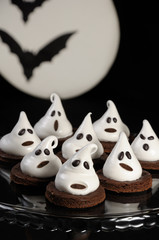Obraz premium Cake ghosts for Halloween
