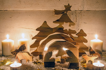 Frohe Weihnachten, Handwerkskunst aus Holz:  Rustikale, gemütliche Weihnachtskrippe mit...