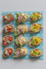 野菜と果物のオープンサンド