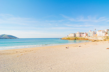 Spiaggia e Oceano Atlantico: vista della città de La Coruna, in Spagna
