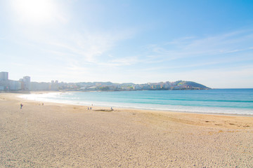 Fototapeta na wymiar Spiaggia e Oceano Atlantico: vista della città de La Coruna, in Spagna