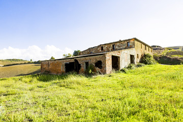 Fototapeta na wymiar A dilapidated farmhouse in Tuscany