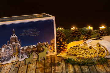 Dresdner Christstollen auf Holzuntergrund