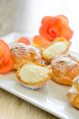 Gefüllte Windbeutel mit Schlagsahne