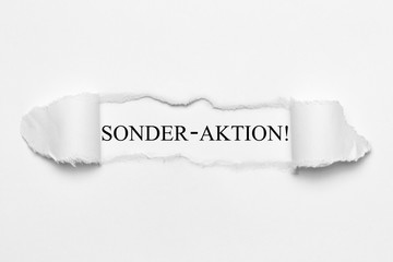 Sonder-Aktion! auf weißen gerissenen Papier