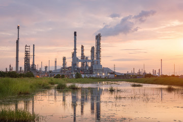 Fototapeta na wymiar Oil Refinery factory at twilight , petrochemical plant , Petroleum , Chemical Industry..