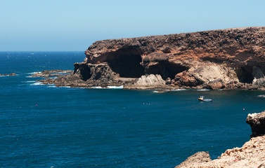 Fototapeta na wymiar Fuerteventura, Isole Canarie: vista delle grotte di Ajuy, formazioni rocciose diventate la maggiore attrazione turistica del villaggio di pescatori di Ajuy, il 9 settembre 2016