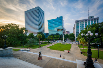 Obraz premium Steps to the South Carolina State House and modern buildings at