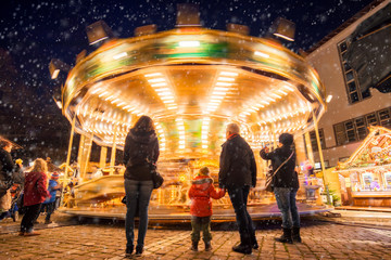 Karussell auf dem Weihnachtsmarkt © eyetronic