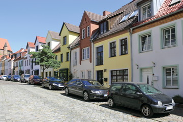 Fototapeta na wymiar Rostock, Sanierte Häuserzeile