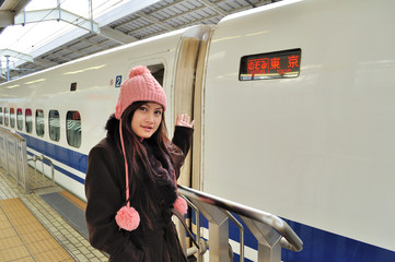 旅行に出発する若い女性