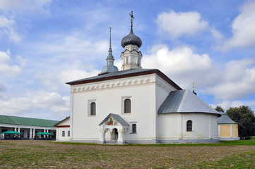 Fototapeta na wymiar Suzdal. Kazan Church in shopping malls