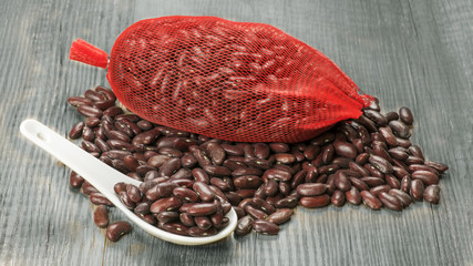 haricots rouge sur table en bois