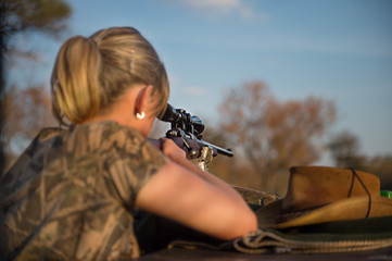 Junge Frau auf der Jagd