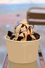 vanilla icecream with chocolate and cookies