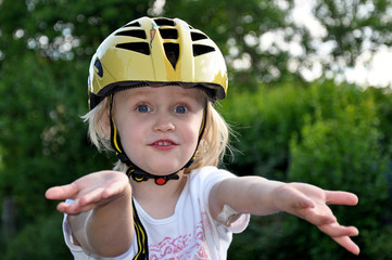 Fototapeta na wymiar Kind mit Fahrradhelm
