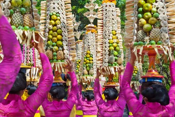Papier Peint photo Indonésie Procession de belles femmes balinaises en costumes traditionnels - sarong, porter l& 39 offrande sur les têtes pour la cérémonie hindoue. Festival des arts, culture de l& 39 île de Bali et du peuple indonésien. Fond de voyage asiatique