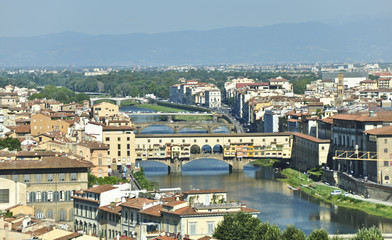 Fototapeta na wymiar Panoramica de Florencia con Ponte Vecchio