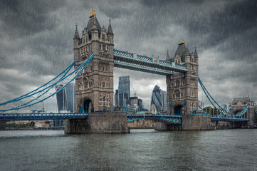 Tower Bridge in London bei Sturm und Regen
