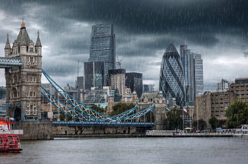 Tower Bridge und City of London bei Regen