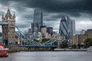 Papier Peint photo Lavable Londres Tower Bridge et City of London sous la pluie