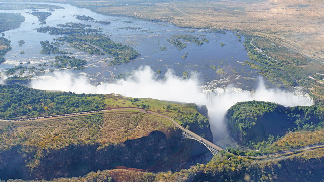 Sambesi und Victoriaf&auml;lle aus der Luft /Blick aus der Luft auf die Victoriaf&auml;lle, Grenzbr&uuml;cke zwischen Samia und Simbabwe &uuml;ber einen Canyon, Sambesi mit bewaldeten Inseln