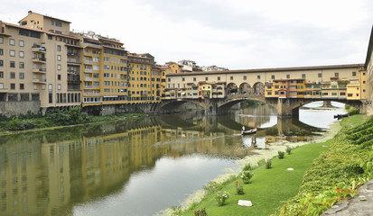 Fototapeta na wymiar Navegando sobre rio Arno