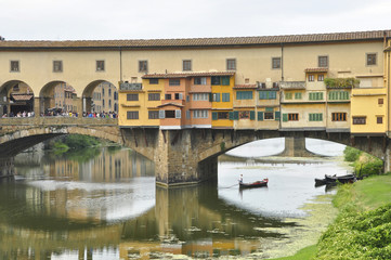 Fototapeta na wymiar Barcas en el rio Arno de Florencia
