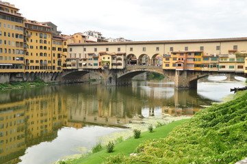 Fototapeta na wymiar Reflejos sobre el rio Arno, Florencia