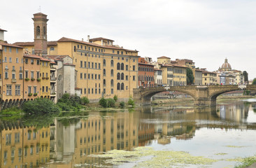 Fototapeta na wymiar Panoramica y reflejos rio Arno, Florencia