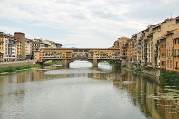 Fototapeta na wymiar Rio Arno en Ponte Vecchio