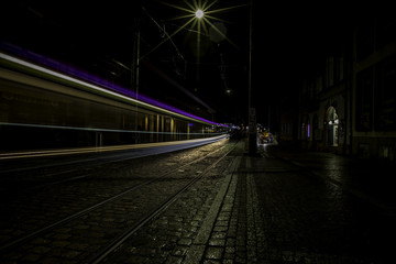 Strassenbahngleise in Freiburg im Breisgau bei Nacht