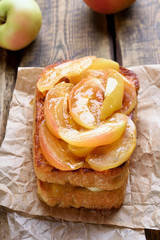 Obraz na płótnie Canvas Caramelized apples on toast bread